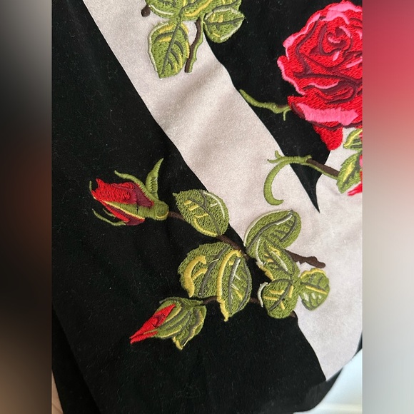 T-shirt with Rose Embroidery - Picture 4 of 7